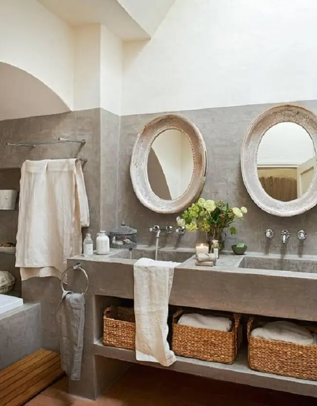 A bancada de cimento queimado desse banheiro é o ponto alto da decoração. Fonte: Homify