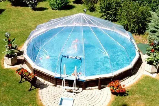 A cobertura sobre a piscina redonda permite que os moradores possam usar em todos as estações do ano. Fonte: Pinterest