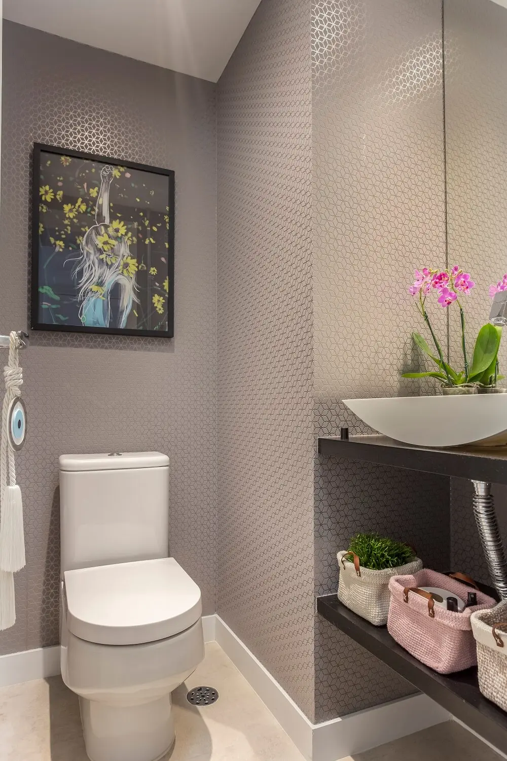 A estampa metálica do papel de parede é o grande destaque da decoração do lavabo. Foto: JP Image