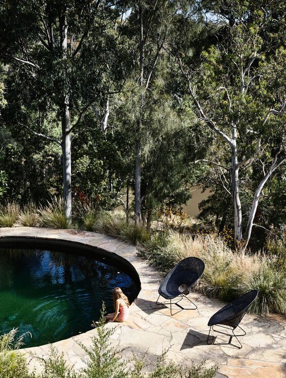A piscina estrutura redonda se conecta coma paisagem do entorno. Fonte: Pinterest