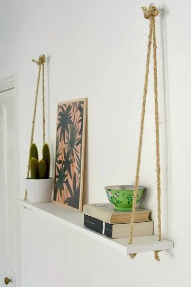 A prateleira de corda pode ser posicionada em diferentes cômodos da casa. Fonte: Pinterest