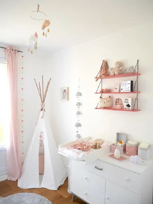 Aposte na prateleira de corda na hora de decorar o quarto das crianças. Fonte: Pinterest
