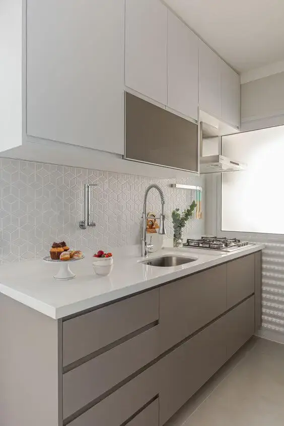 Armário de cozinha bege com revestimento 3D branco