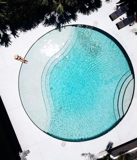 Arquitetura deslumbrante de jardim com piscina redonda estilo prainha. Fonte: Pinterest