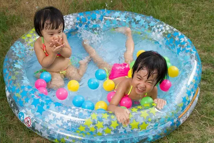 As crianças se divertem na piscina infantil redonda. Fonte: Pinterest