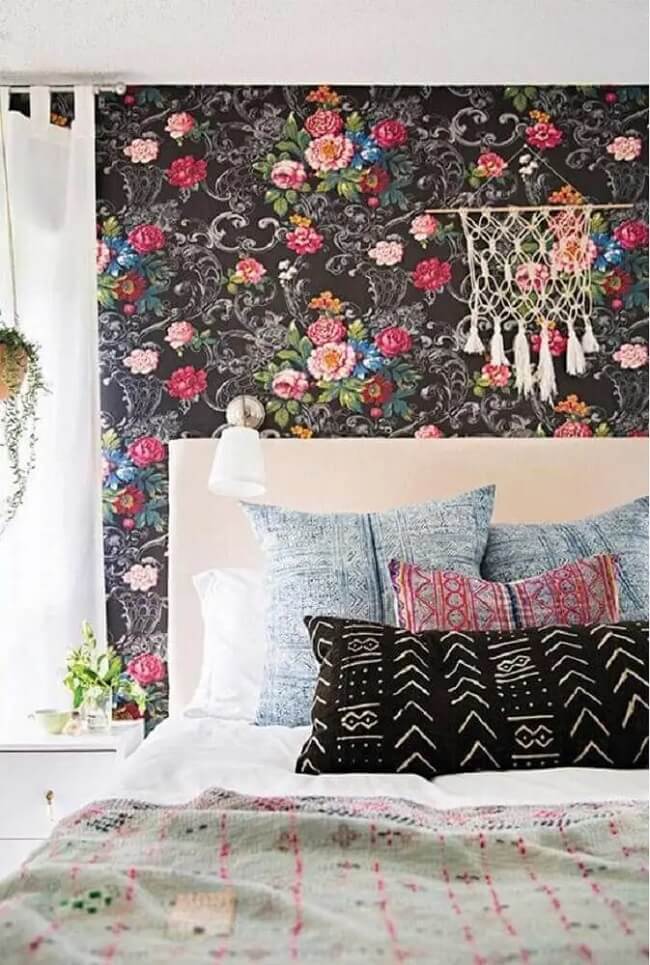 As flores dominam a estampa desse papel de parede para quarto feminino