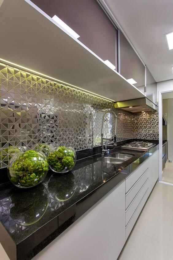 Azulejo 3D metalizado na cozinha moderna