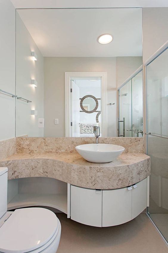 Banheiro com granito bege e armário branco