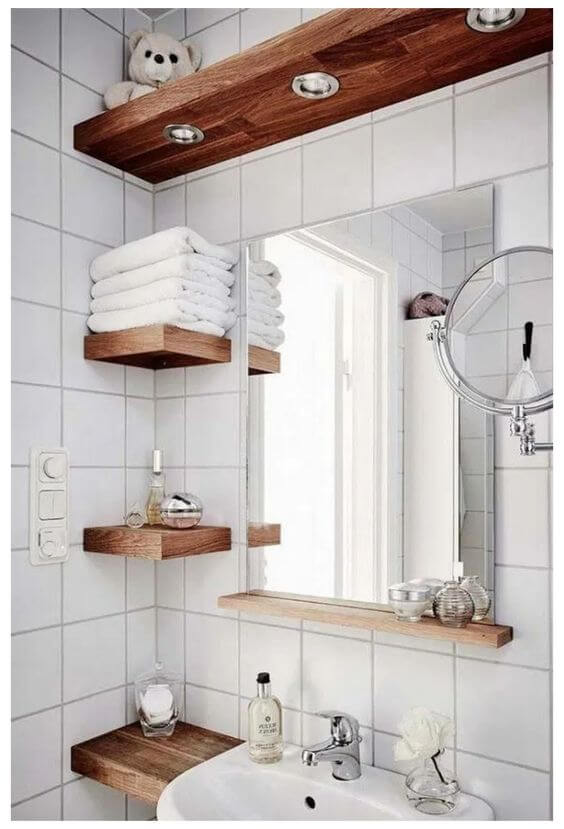 Banheiro com prateleira rustica de madeira