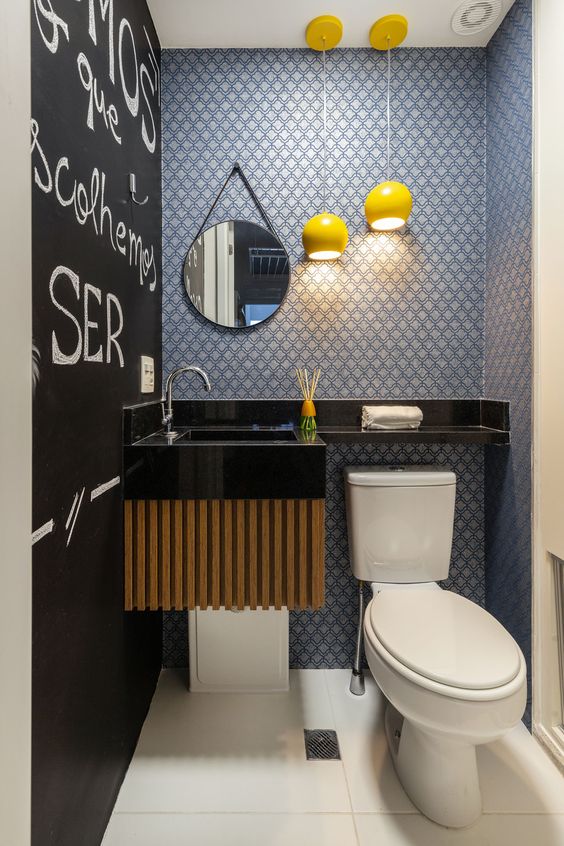 Banheiro com tinta lousa preta e papel de parede azul