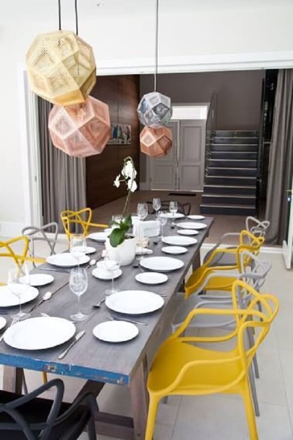 Cadeira allegra amarela e cinza para sala