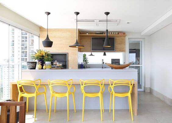 Cadeira allegra amarela na cozinha