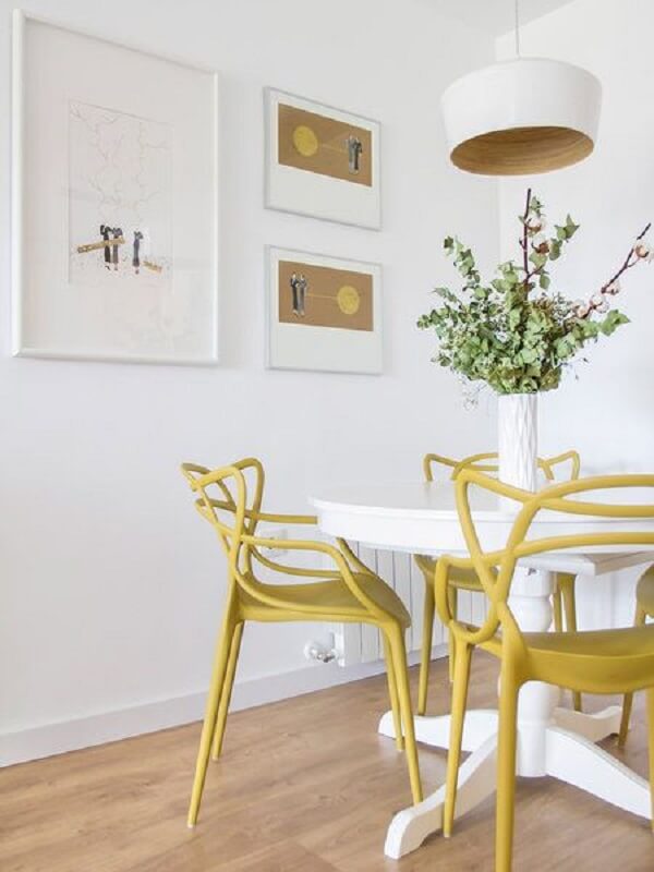 Cadeira allegra amarela para mesa redonda