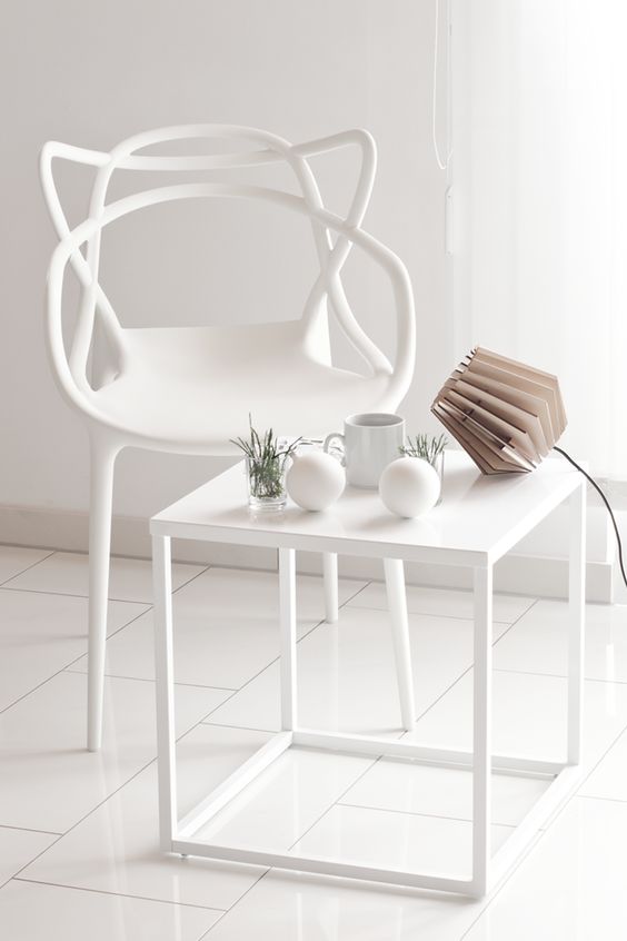 Cadeira allegre branca com mesa de centro combinando