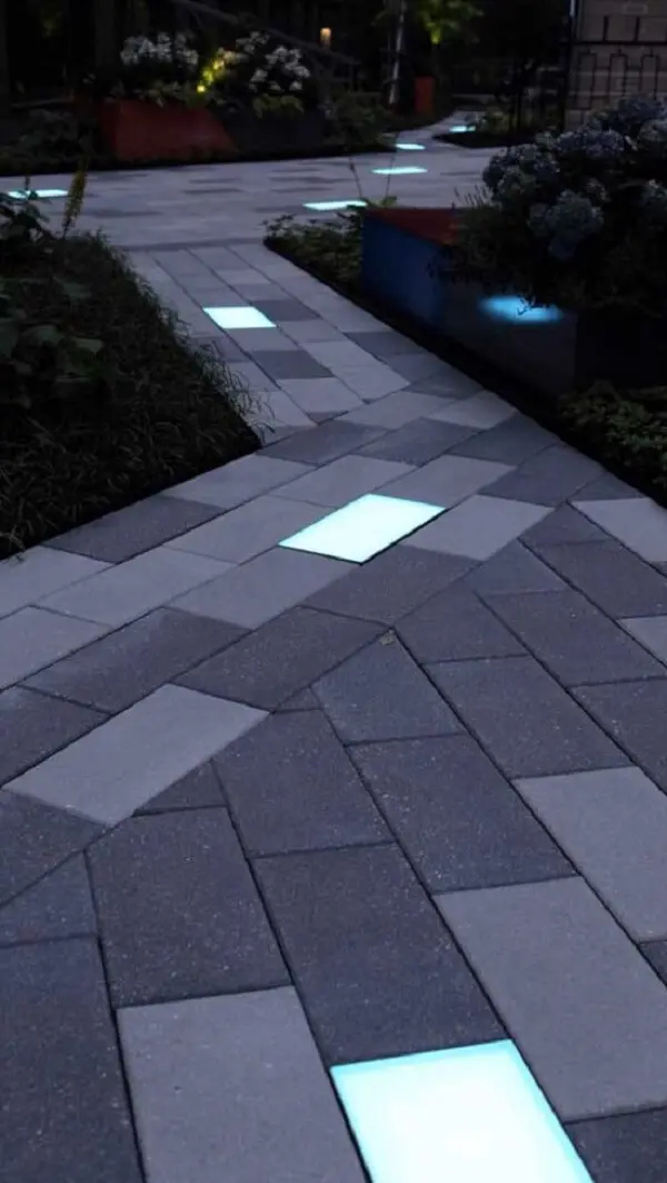 Caminho de piso intertravado com sinalizador luminoso decora a área externa do imóvel