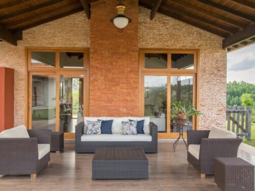 Casa de campo com sofá de vime para varanda. Fonte: Noma Estudio