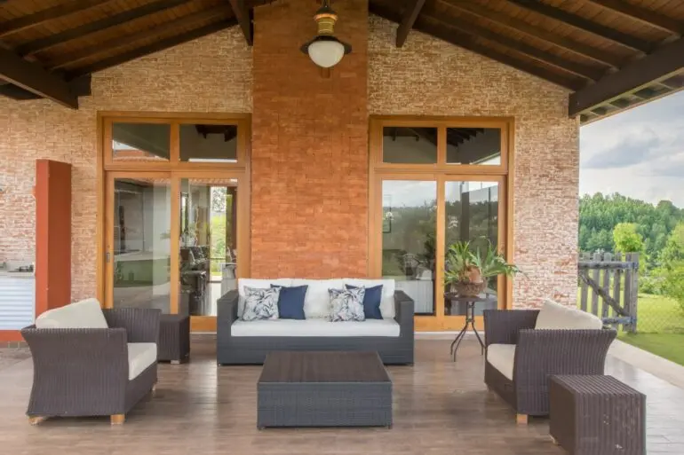 Casa de campo com sofá de vime para varanda. Fonte: Noma Estudio