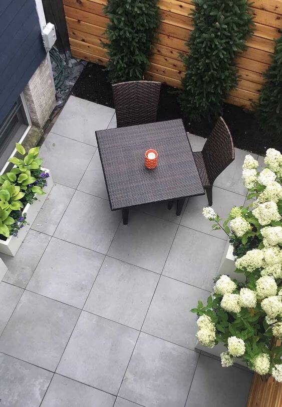 Cerâmica para área externa com mesa para jardim aconchegante