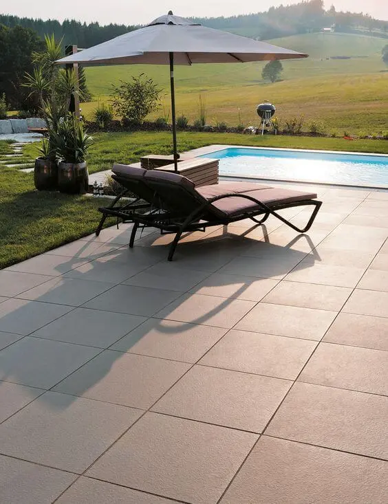 Cerâmica para área externa cinza com piscina