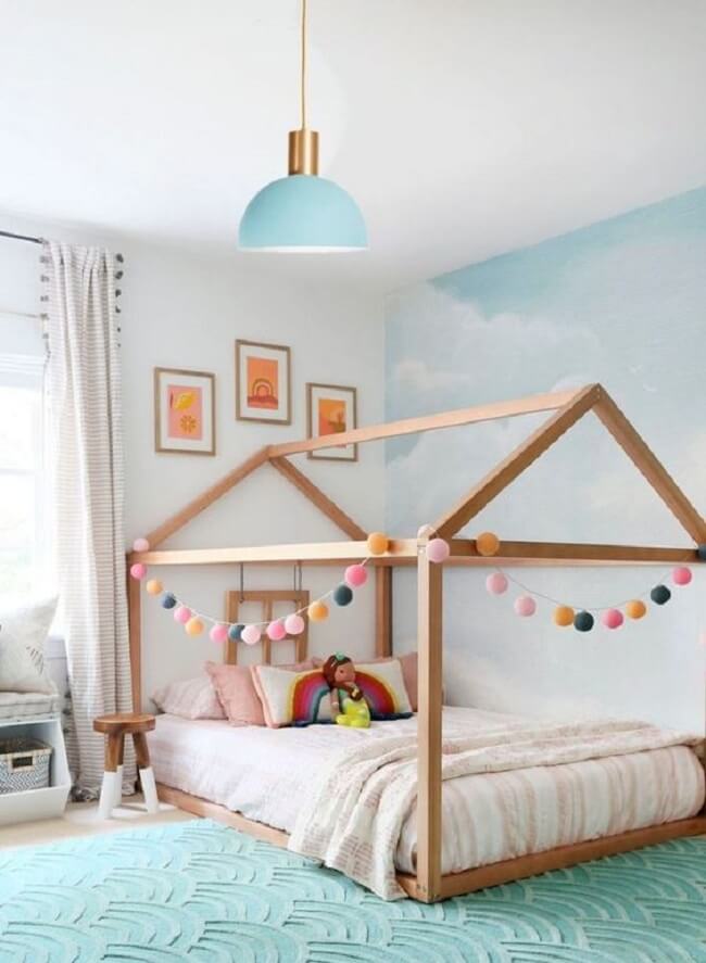 Cordão de luz decora a cama montessoriana casal. Fonte: Inspire Home