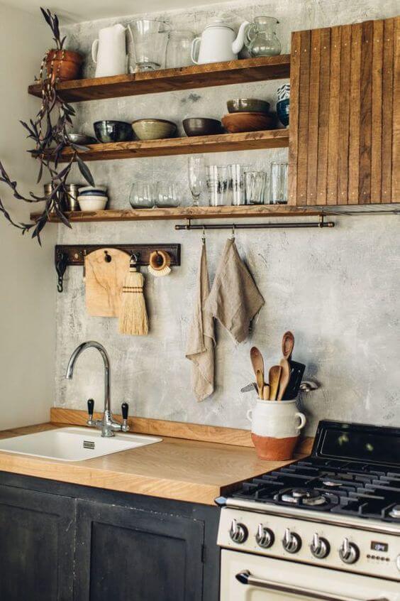 Cozinha estilo industrial com prateleira rustica