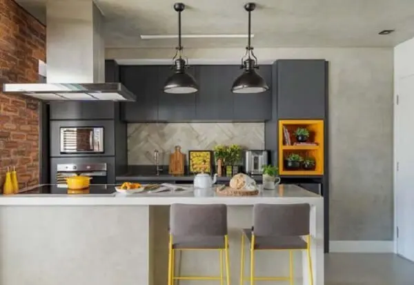 Cozinha moderna e charmosa com balcão em silestone cinza e objetos decorativas em amarelo