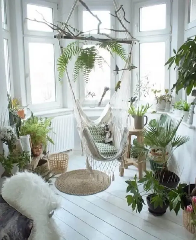 Crie um espaço aconchegante com plantas e cadeira rede