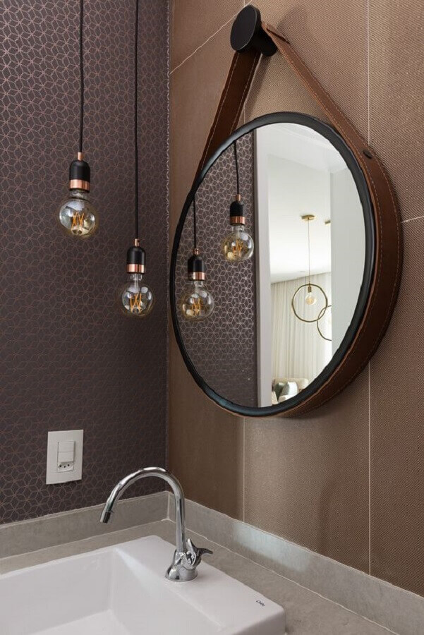 Decoração de banheiro com luminária pendente e espelho decorativo redondo Foto Casa Vogue