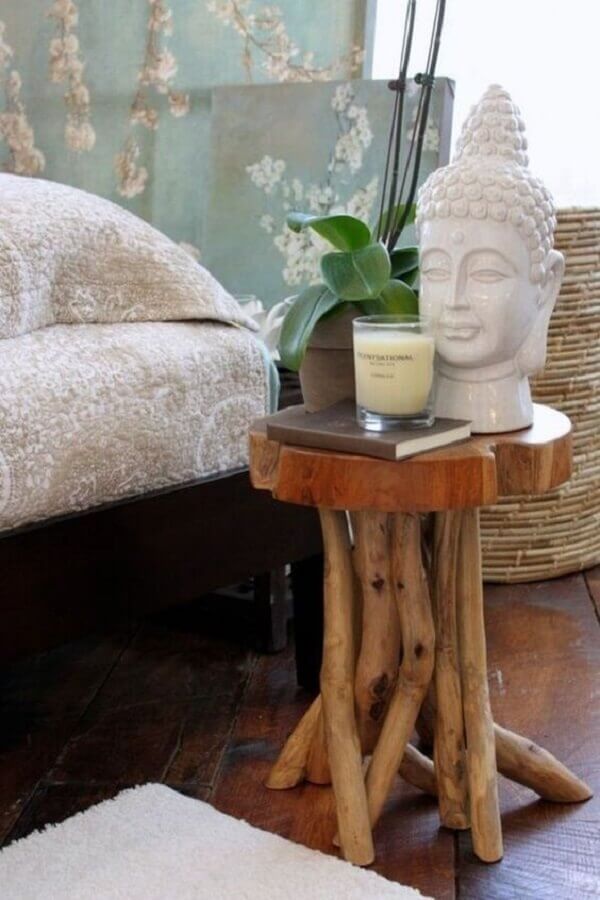 Decoração asiática com mesa lateral de madeira com acabamento rústico  Foto Pinterest