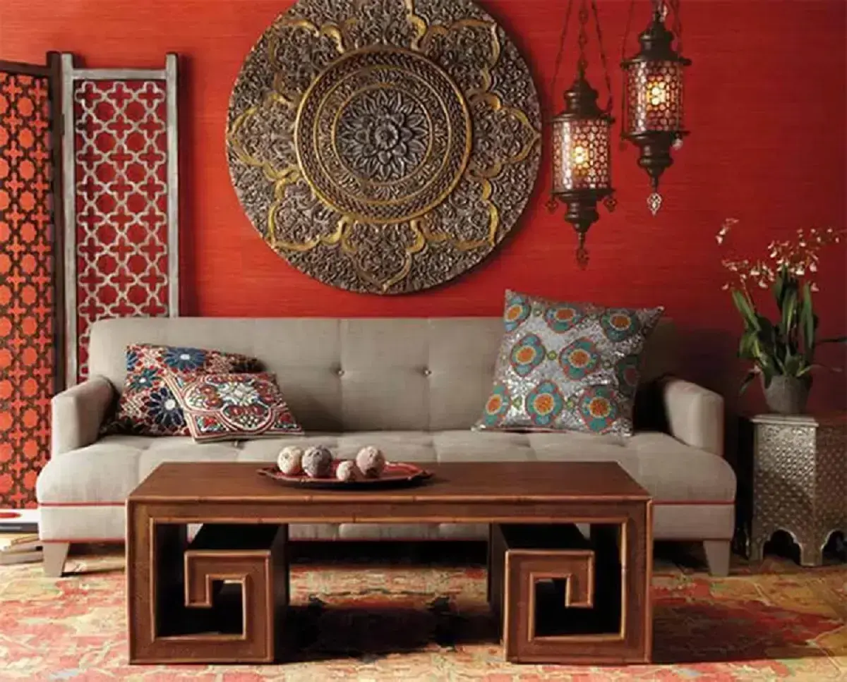 Decoração asiática para sala com parede vermelha e sofá cinza Foto Yandex