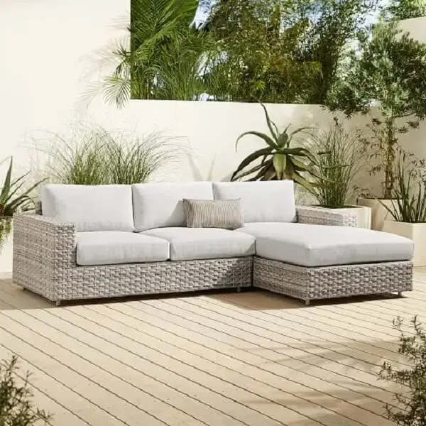 Decoração clean e confortável com sofá de vime com acabamento branco