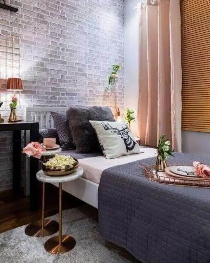 Decoração com papel de parede para quarto feminino jovem com estampa de tijolinho à vista Foto Pinterest