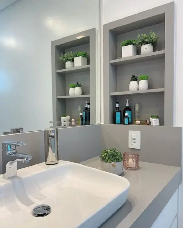 Decoração de banheiro moderna e sofisticada com bancada de silestone cinza