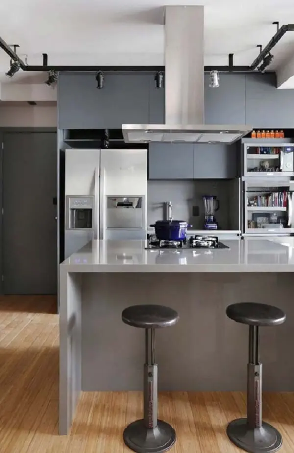 Decoração de cozinha moderna com balcão ilha em silestone cinza