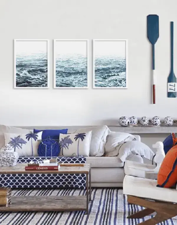 Decoração náutica com mosaico de quadros que retratam o oceano. Fonte: Top Quadros