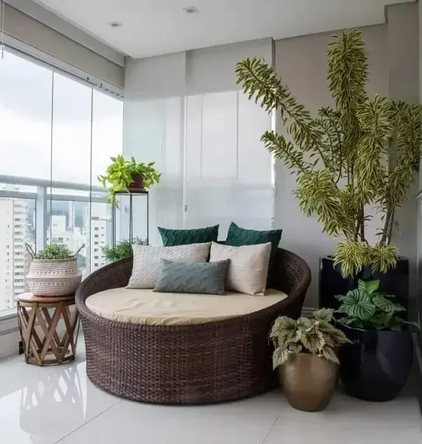 Decore a varanda de apartamento com sofá redondo de vime