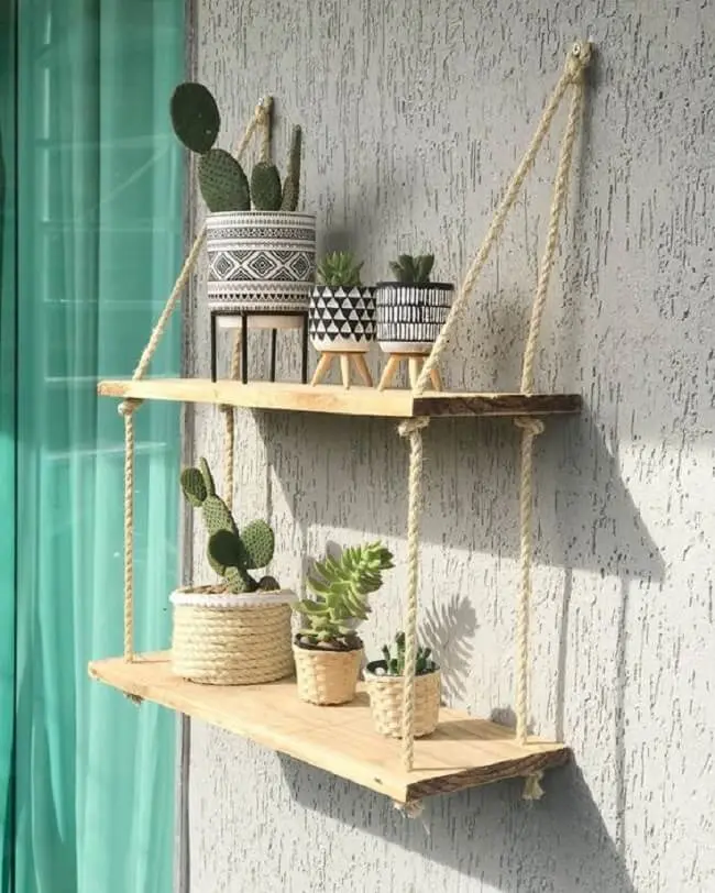 Decore a varanda do imóvel com a prateleira de corda e madeira. Fonte: Casinha_Dadali