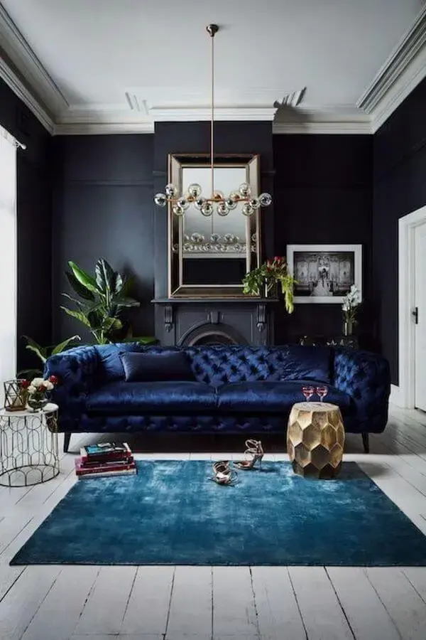 Decore sua sala com sofá azul marinho e tapete da mesma cor