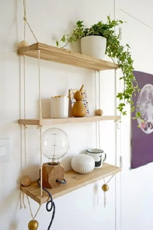 Escolha uma planta pendente para decorar a prateleira de madeira com corda. Fonte: Viajando no Apê