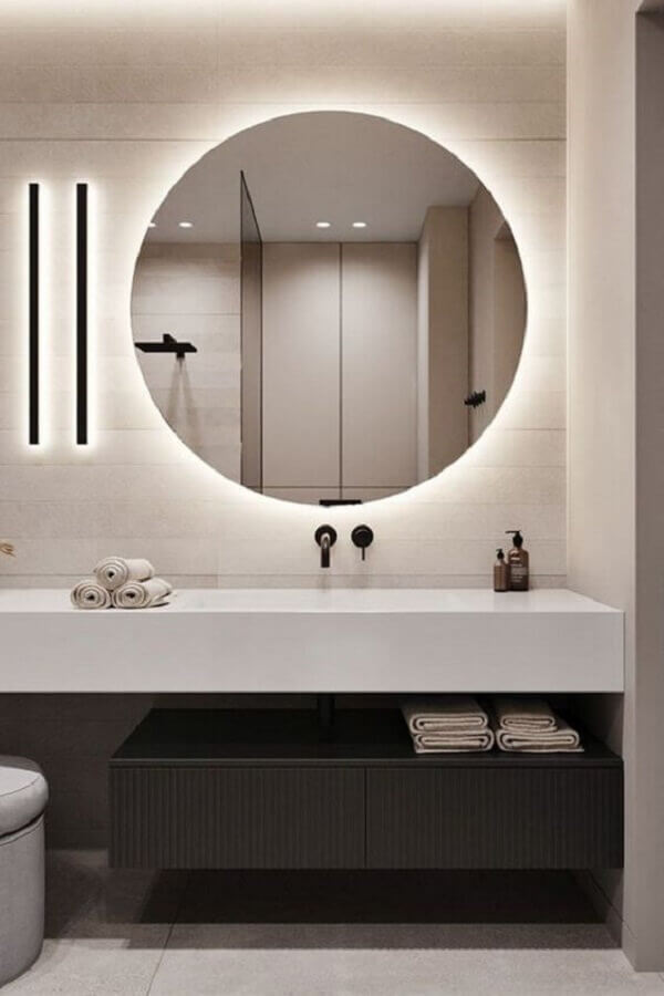 Espelho decorativo com LED para decoração de banheiro planejado moderno Foto Homify