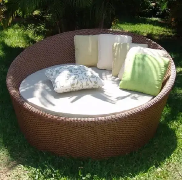 Evite que o sofá de vime natural fique exposto constantemente no sol e chuva