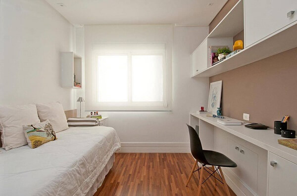 Marcenaria branca e piso de madeira colorido decoram o quarto de solteiro