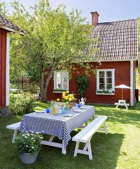 Mesa de jardim com bancos na cor branca para refeições ao ar livre