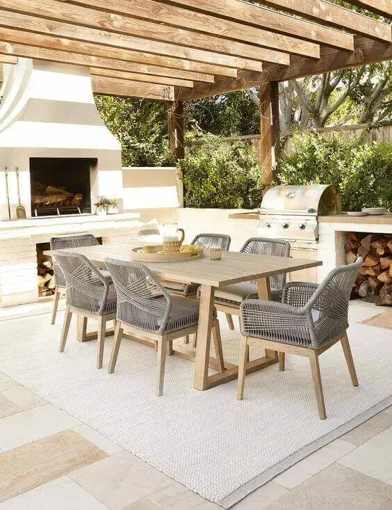 Mesa para área gourmet de madeira com cadeiras cinza