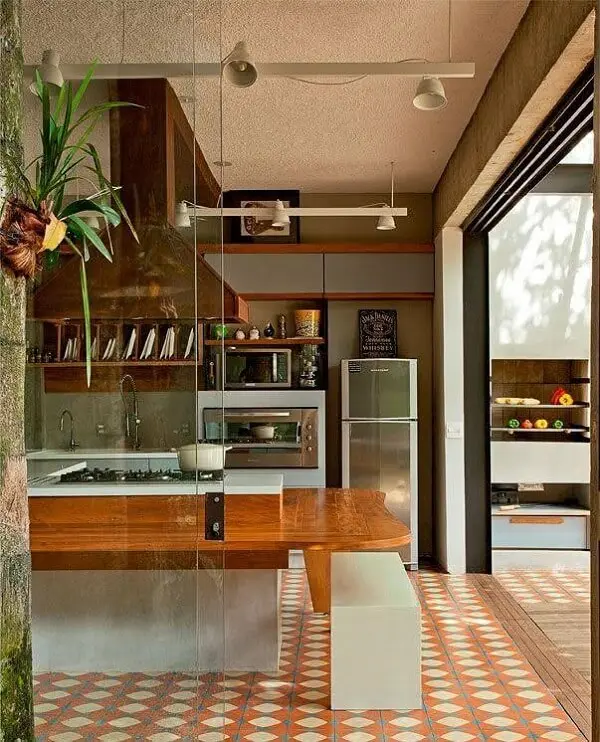 Modelo de piso colorido cozinha em tons terrosos deixa o ambiente mais descontraído