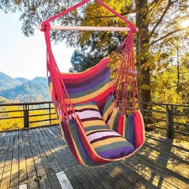 Modelo de rede cadeira colorida decora o terraço