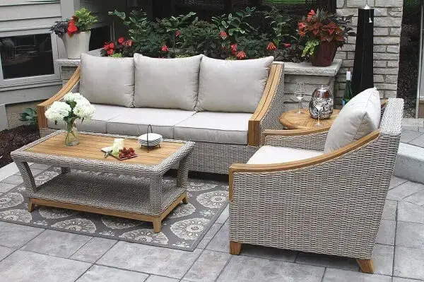 Modelo de sofá de vime para sala pintado de cinza leva modernidade para o ambiente