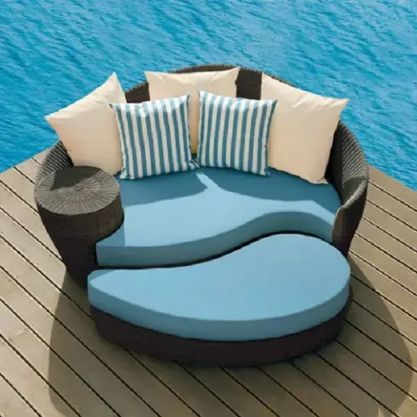 Modelo de sofá de vime redondo com estofado azul charmoso