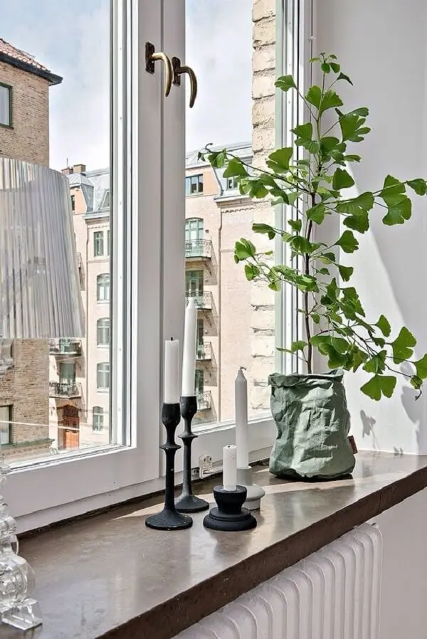 Montar uma prateleira é uma boa ideia na hora de estruturar a decoração da janela. Fonte: DesignRulz