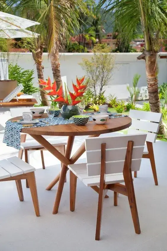 Conjunto de mesa e cadeiras de madeira para área da piscina
